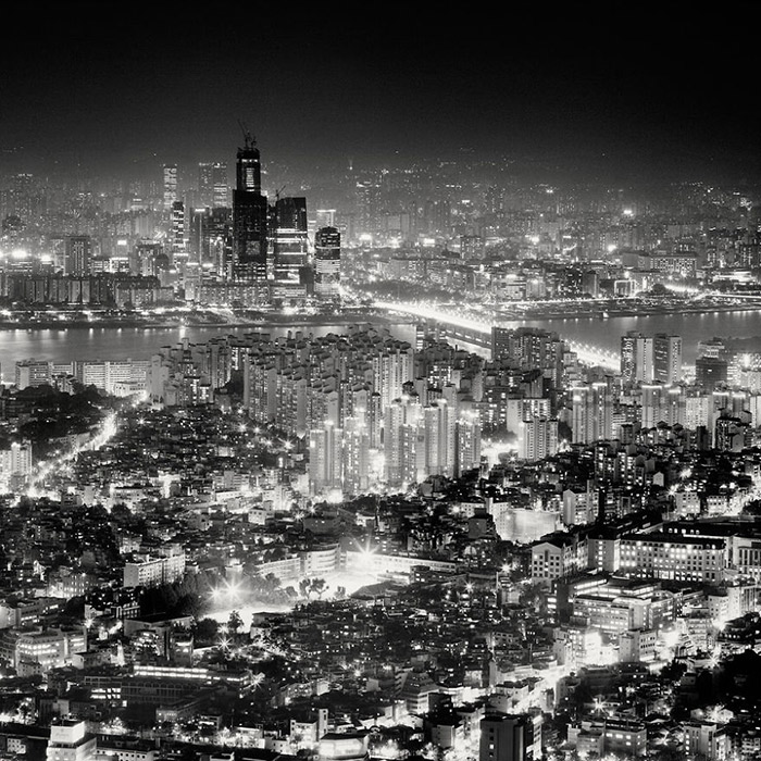 چشم اندازشبانه‌ی اَبَر شهرها در قالب تصاویری سیاه وسفید