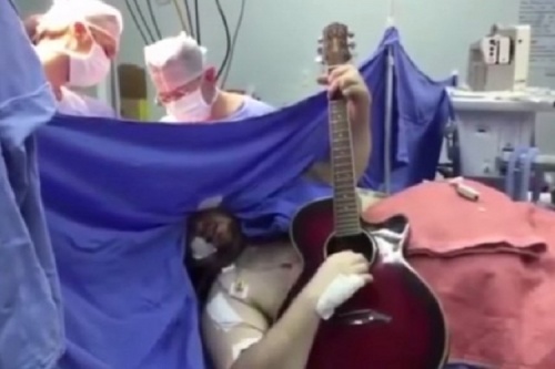تماشا کنید: نواختن گیتار توسط یک بیمار حین جراحی تومور مغزی