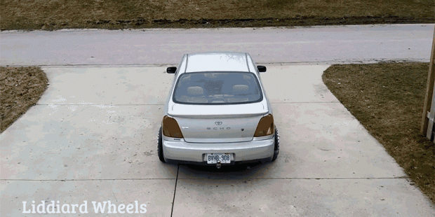 تماشا کنید: چرخ‌های جادویی که به خودرو اجازه می‌دهند در هر جهتی حرکت کند