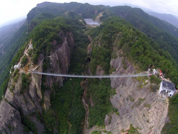 تماشا کنید: مرتفع ترین و طولانی ترین پل شیشه ای جهان در چین