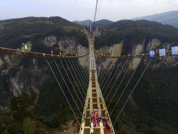 تماشا کنید: مرتفع ترین و طولانی ترین پل شیشه ای جهان در چین