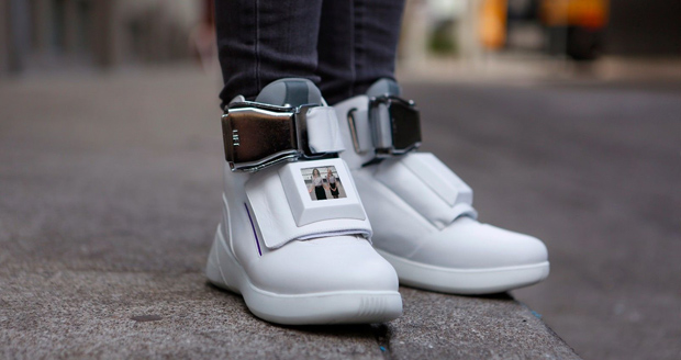 طراحی کفش ورزشی سازگار با وای فای با قابلیت شارژ گوشی و پخش ویدیو