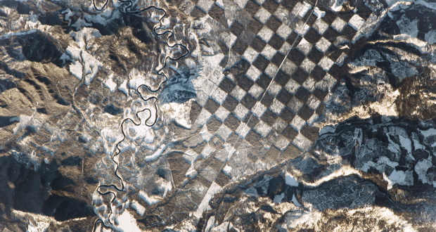 ثبت تصویری از یک صفحه شطرنجی در سطح زمین توسط فضانوردان